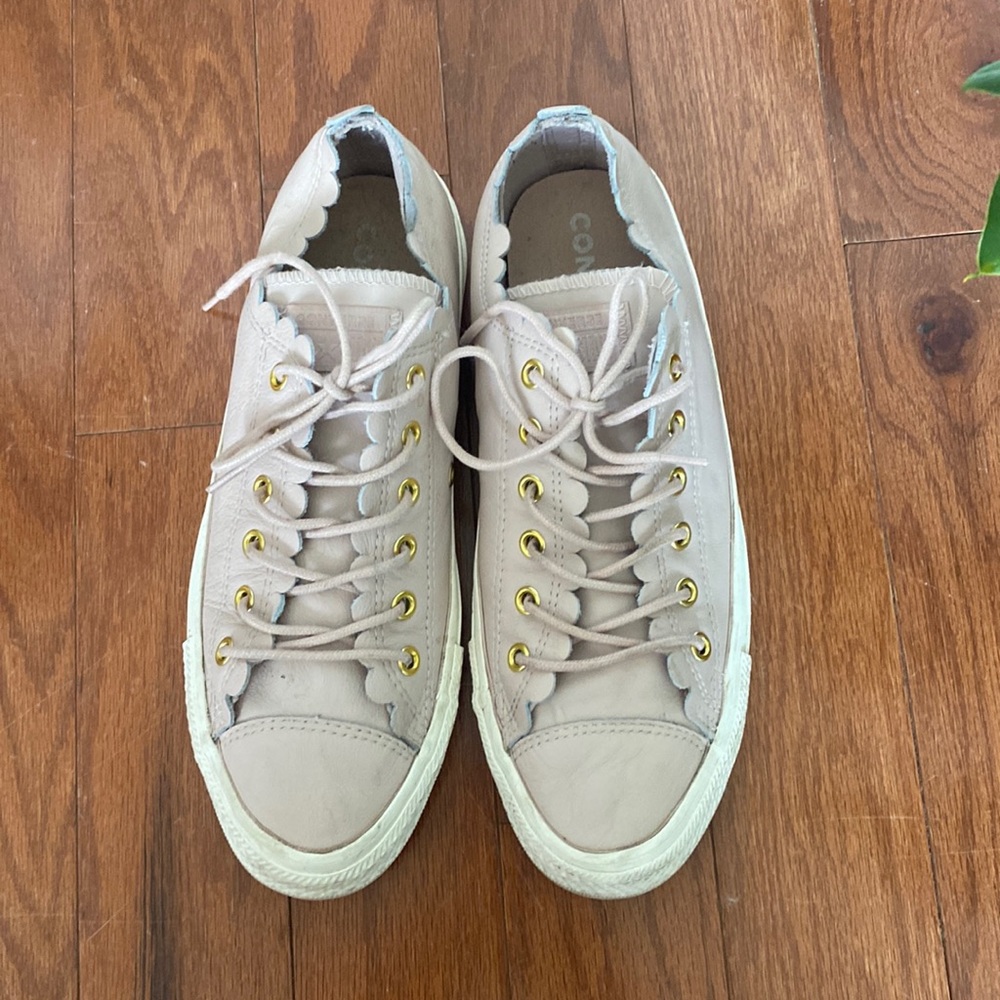 Light pink leather low top converse